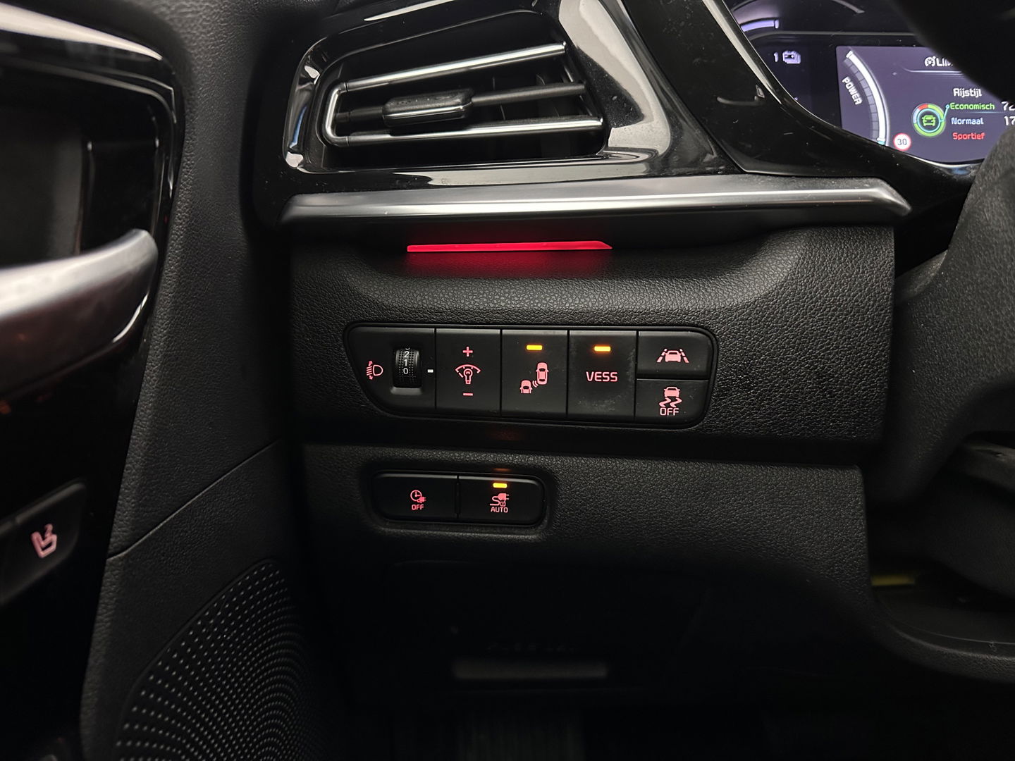 Kia e-Niro ExecutiveLine 64 kWh [ 3-Fase ] {SOH-100%} (INCL.BTW) Aut.*LEATHER | FULL-LED | NAVI-FULLMAP | ADAPTIVE-CRUISE | CAMERA | MEMORY-PACK | LANE-ASSIST | KEYLESS | DIGI-COCKPIT | PRIVACY-GLASS | 17"ALU*