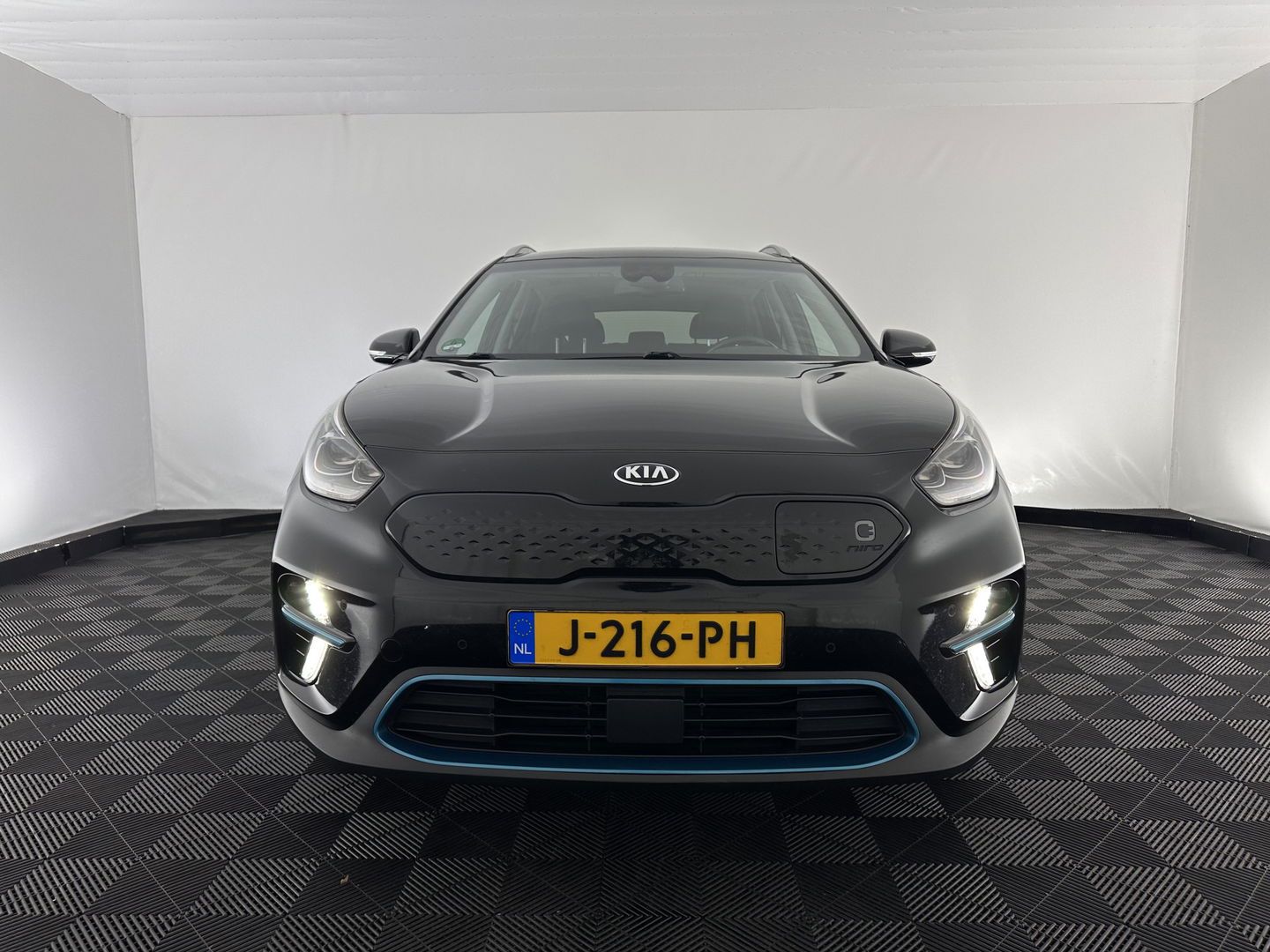 Kia e-Niro ExecutiveLine 64 kWh [ 3-Fase ] {SOH-100%} (INCL.BTW) Aut.*LEATHER | FULL-LED | NAVI-FULLMAP | ADAPTIVE-CRUISE | CAMERA | MEMORY-PACK | LANE-ASSIST | KEYLESS | DIGI-COCKPIT | PRIVACY-GLASS | 17"ALU*