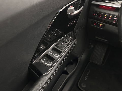 Kia e-Niro ExecutiveLine 64 kWh [ 3-Fase ] {SOH-100%} (INCL.BTW) Aut.*LEATHER | FULL-LED | NAVI-FULLMAP | ADAPTIVE-CRUISE | CAMERA | MEMORY-PACK | LANE-ASSIST | KEYLESS | DIGI-COCKPIT | PRIVACY-GLASS | 17"ALU*