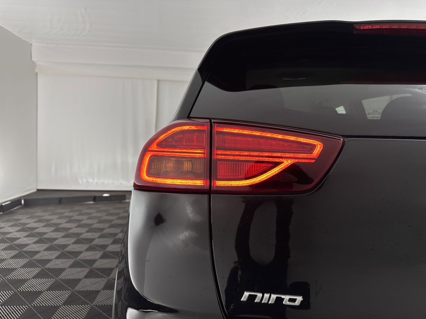 Kia e-Niro ExecutiveLine 64 kWh [ 3-Fase ] {SOH-100%} (INCL.BTW) Aut.*LEATHER | FULL-LED | NAVI-FULLMAP | ADAPTIVE-CRUISE | CAMERA | MEMORY-PACK | LANE-ASSIST | KEYLESS | DIGI-COCKPIT | PRIVACY-GLASS | 17"ALU*