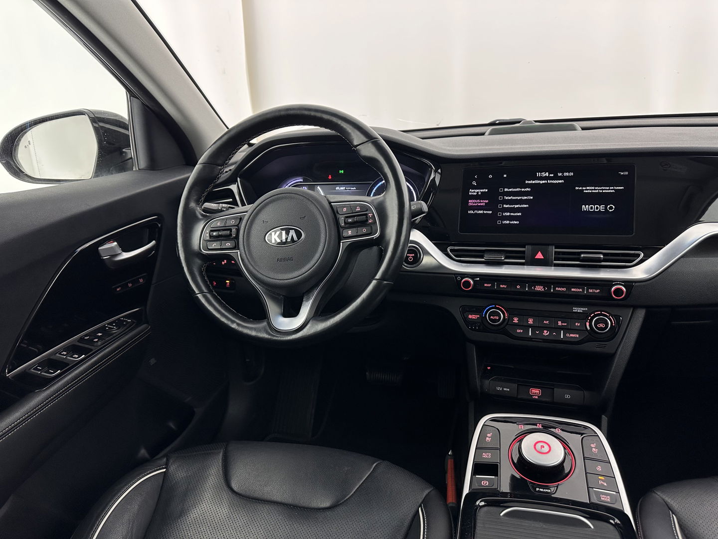 Kia e-Niro ExecutiveLine 64 kWh [ 3-Fase ] {SOH-100%} (INCL.BTW) Aut.*LEATHER | FULL-LED | NAVI-FULLMAP | ADAPTIVE-CRUISE | CAMERA | MEMORY-PACK | LANE-ASSIST | KEYLESS | DIGI-COCKPIT | PRIVACY-GLASS | 17"ALU*