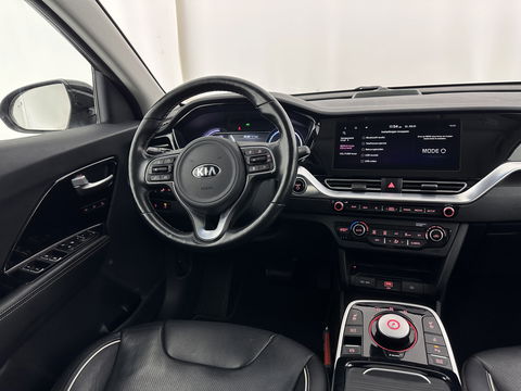 Kia e-Niro ExecutiveLine 64 kWh [ 3-Fase ] {SOH-100%} (INCL.BTW) Aut.*LEATHER | FULL-LED | NAVI-FULLMAP | ADAPTIVE-CRUISE | CAMERA | MEMORY-PACK | LANE-ASSIST | KEYLESS | DIGI-COCKPIT | PRIVACY-GLASS | 17"ALU*