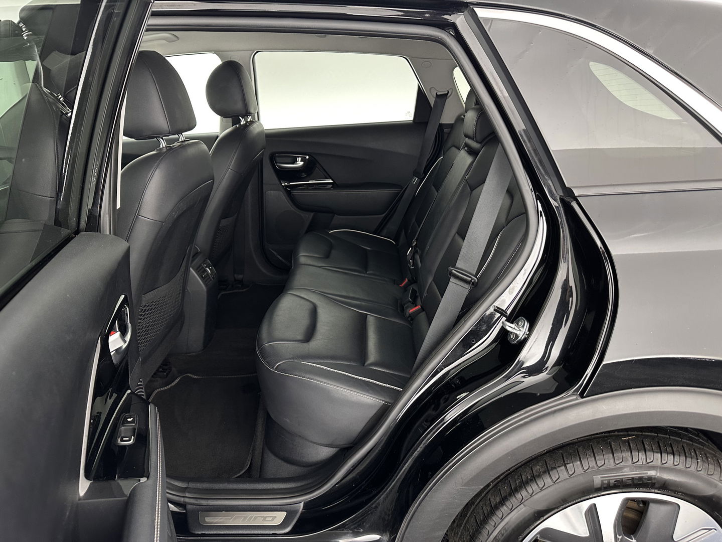 Kia e-Niro ExecutiveLine 64 kWh [ 3-Fase ] {SOH-100%} (INCL.BTW) Aut.*LEATHER | FULL-LED | NAVI-FULLMAP | ADAPTIVE-CRUISE | CAMERA | MEMORY-PACK | LANE-ASSIST | KEYLESS | DIGI-COCKPIT | PRIVACY-GLASS | 17"ALU*