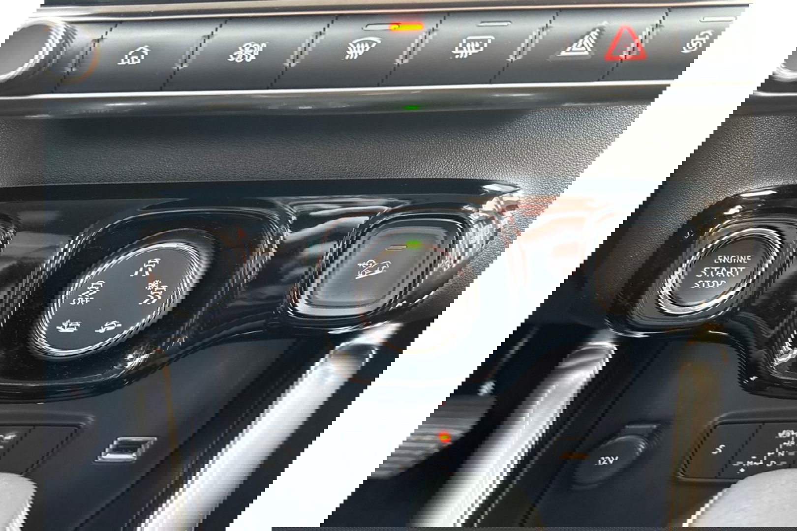 Citroën C3 Aircross 1.2 PT S&S SHINE AUTOMAAT NAVI PDC-CAMERA CRUISECONTROL.