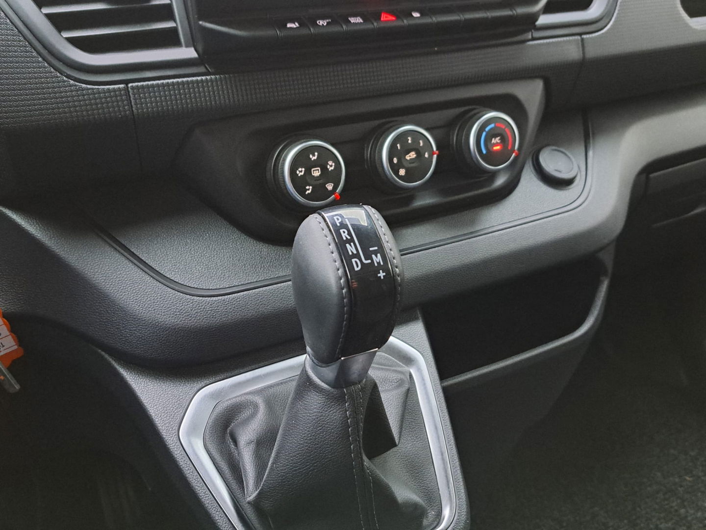 Renault Trafic T30 2.0 dCi Automaat 150 pk Euro 6 Lang L2 - Apple Carplay - LED