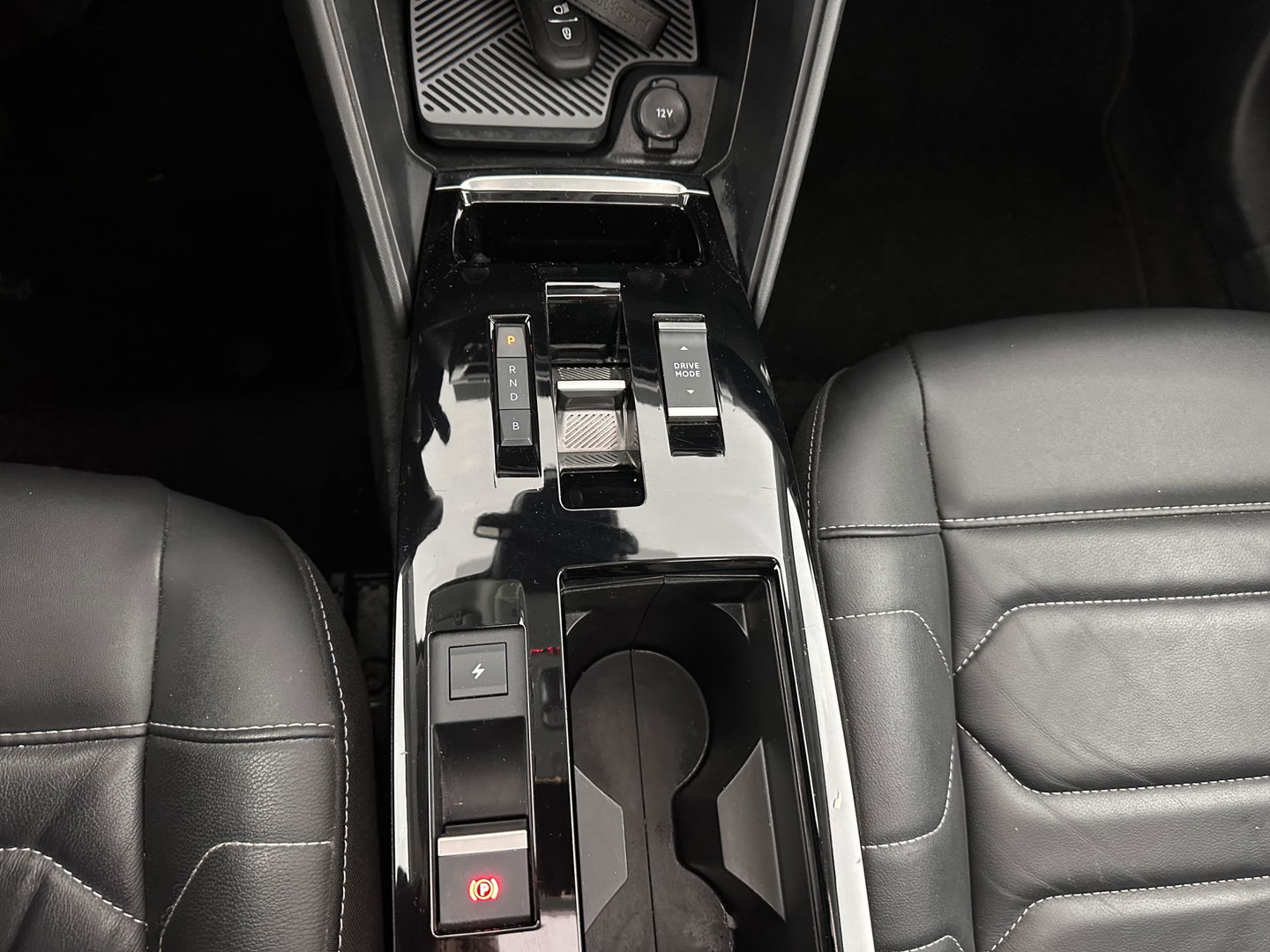 Citroën Ë-C4 Shine Pack Business 50 kWh [ 3-Fase ] {SOH-94%} (INCL.BTW) *PANO | HEAD-UP | LEATHER | FULL-LED | VIRTUAL-COCKPIT | KEYLESS | DAB+ | NAVI-FULLMAP | ECC | PDC | CRUISE | 18''ALU*