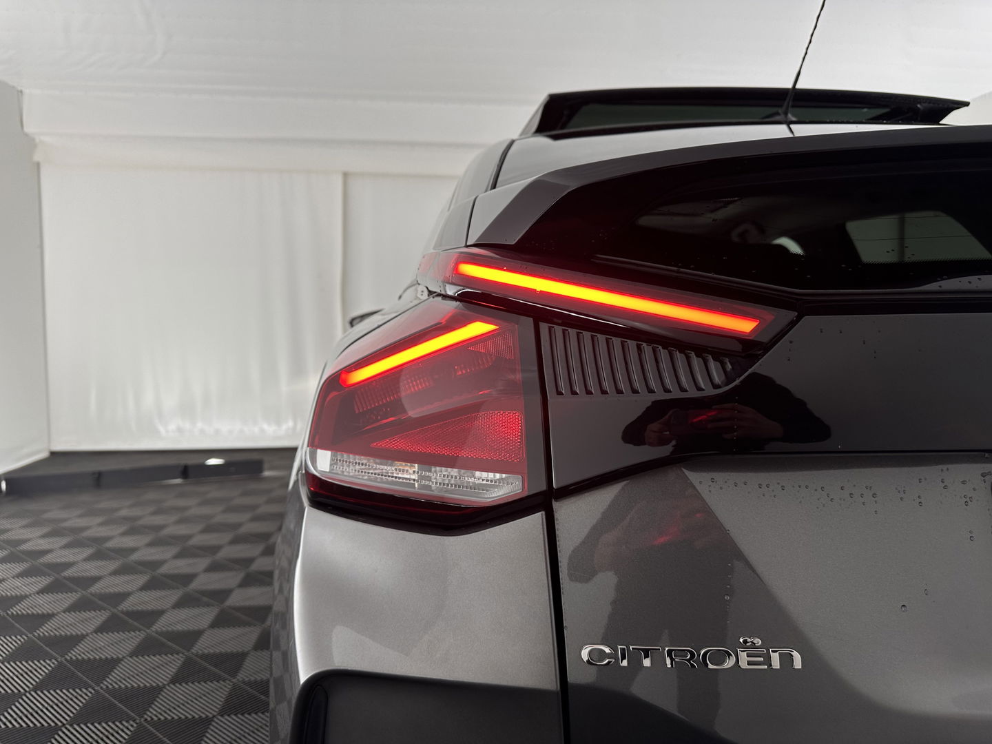 Citroën Ë-C4 Shine Pack Business 50 kWh [ 3-Fase ] {SOH-94%} (INCL.BTW) *PANO | HEAD-UP | LEATHER | FULL-LED | VIRTUAL-COCKPIT | KEYLESS | DAB+ | NAVI-FULLMAP | ECC | PDC | CRUISE | 18''ALU*