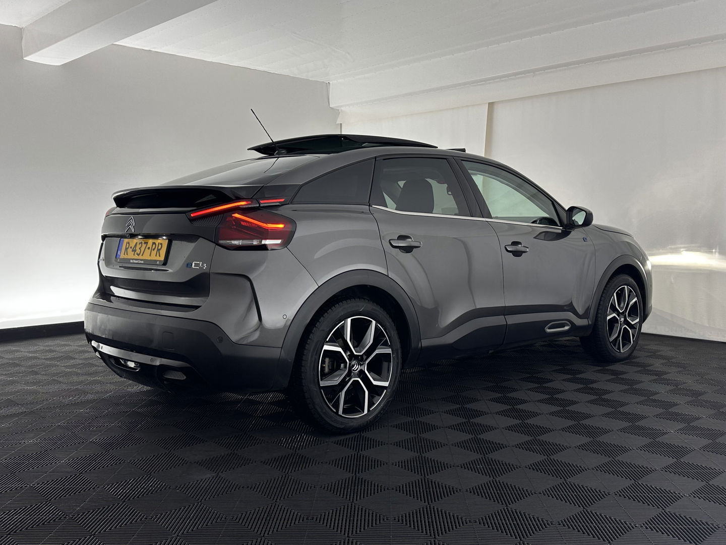 Citroën Ë-C4 Shine Pack Business 50 kWh [ 3-Fase ] {SOH-94%} (INCL.BTW) *PANO | HEAD-UP | LEATHER | FULL-LED | VIRTUAL-COCKPIT | KEYLESS | DAB+ | NAVI-FULLMAP | ECC | PDC | CRUISE | 18''ALU*