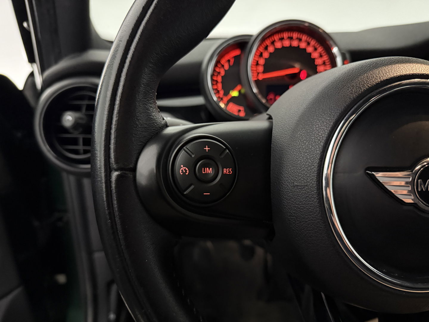 MINI Cooper 1.5 Cooper Chili Serious Business | Clima | Cruise | Navi | Parkeersens. | Keyless