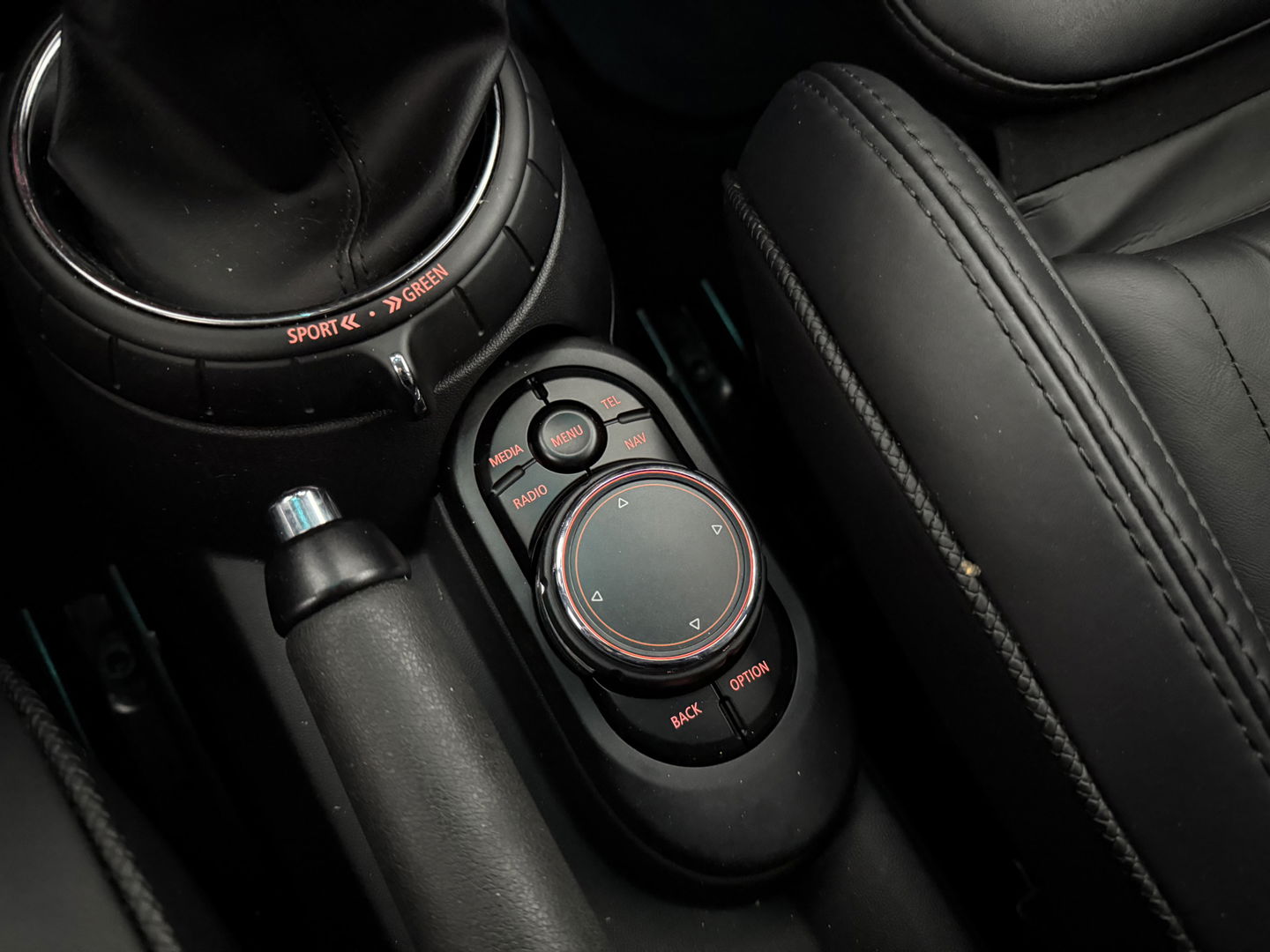 MINI Cooper 1.5 Cooper Chili Serious Business | Clima | Cruise | Navi | Parkeersens. | Keyless