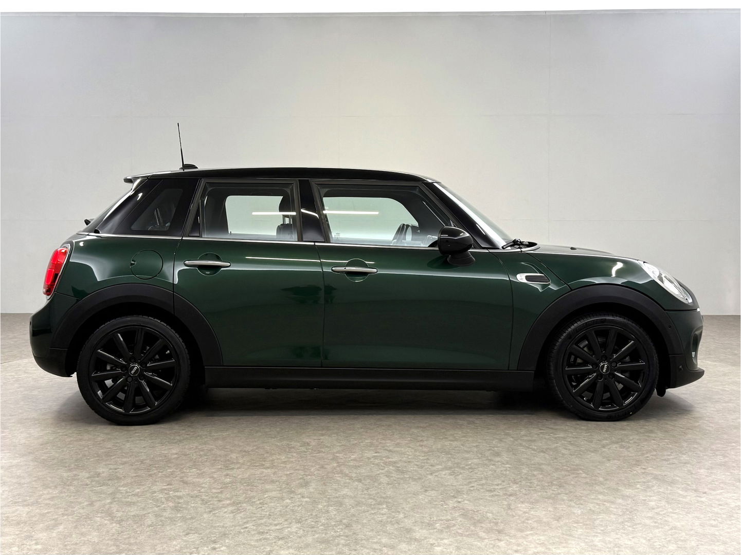 MINI Cooper 1.5 Cooper Chili Serious Business | Clima | Cruise | Navi | Parkeersens. | Keyless