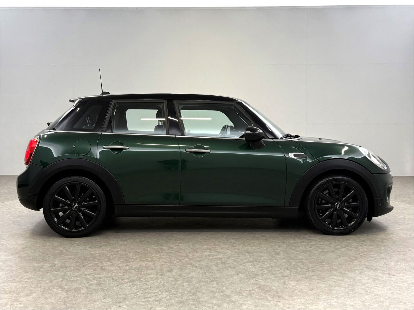 MINI Cooper 1.5 Cooper Chili Serious Business | Clima | Cruise | Navi | Parkeersens. | Keyless