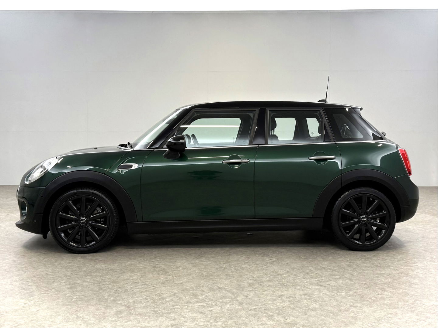 MINI Cooper 1.5 Cooper Chili Serious Business | Clima | Cruise | Navi | Parkeersens. | Keyless