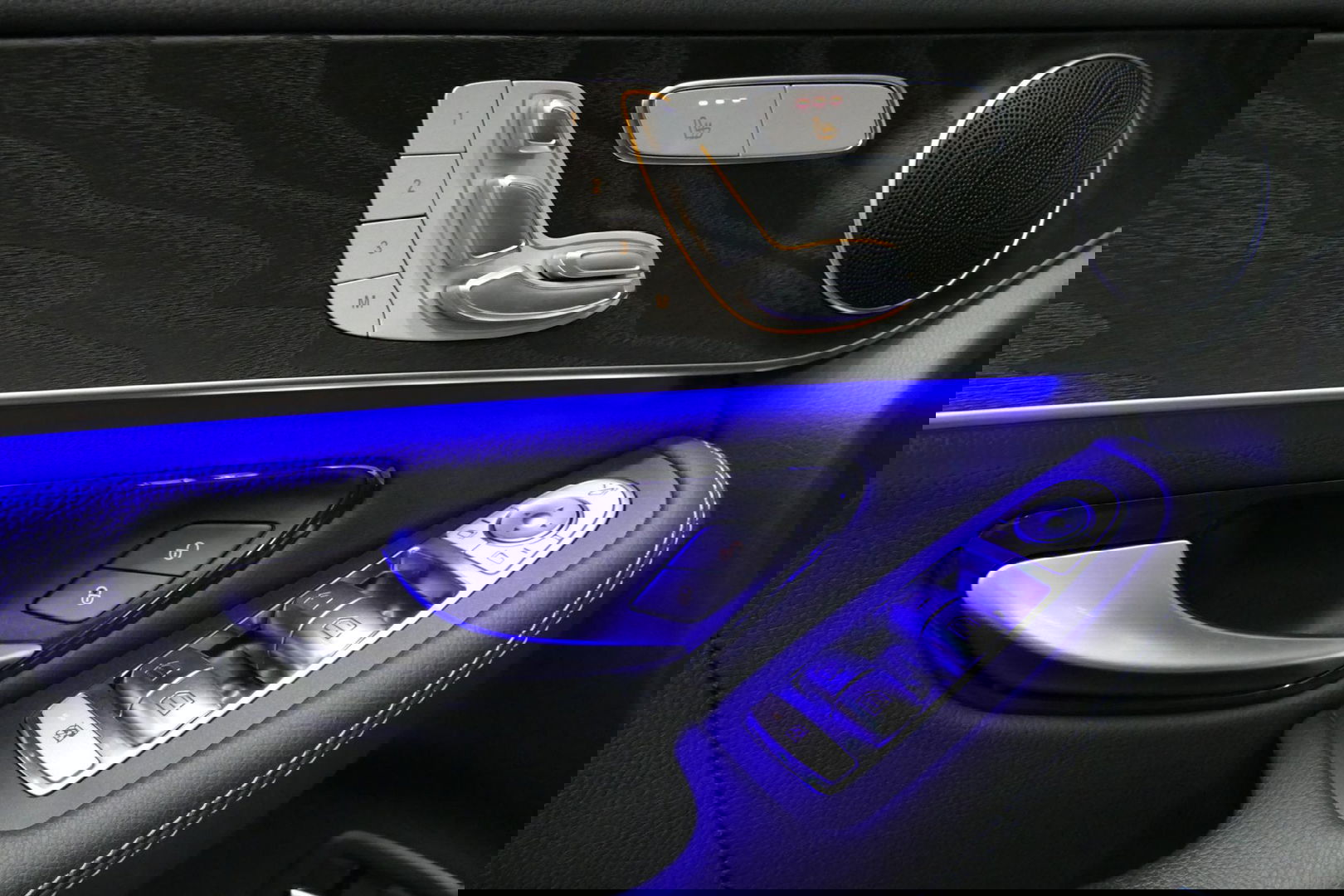 Mercedes-Benz GLC 300e 4MATIC AMG Line / Panamericana Grille / Panoramadak / Elektr. verstelbare voorstoelen + memory / Apple Carplay - Android Auto / Sfeerverlichting / Rondomzichtcamera / MANUFAKTUR kleur / Elektr. wegklapbare trekhaak / 21'' LMV / Keyless / LED High Per