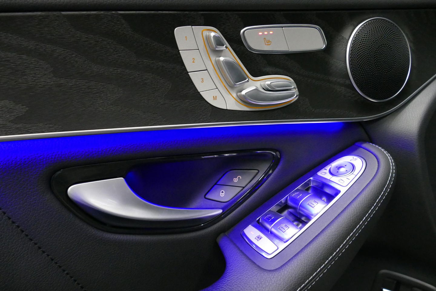 Mercedes-Benz GLC 300e 4MATIC AMG Line / Panamericana Grille / Panoramadak / Elektr. verstelbare voorstoelen + memory / Apple Carplay - Android Auto / Sfeerverlichting / Rondomzichtcamera / MANUFAKTUR kleur / Elektr. wegklapbare trekhaak / 21'' LMV / Keyless / LED High Per