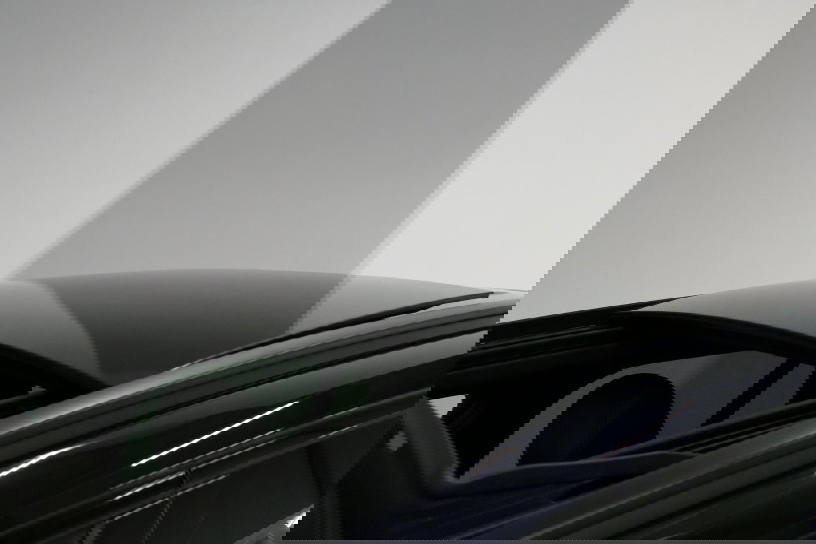 Mercedes-Benz GLC 300e 4MATIC AMG Line / Panamericana Grille / Panoramadak / Elektr. verstelbare voorstoelen + memory / Apple Carplay - Android Auto / Sfeerverlichting / Rondomzichtcamera / MANUFAKTUR kleur / Elektr. wegklapbare trekhaak / 21'' LMV / Keyless / LED High Per