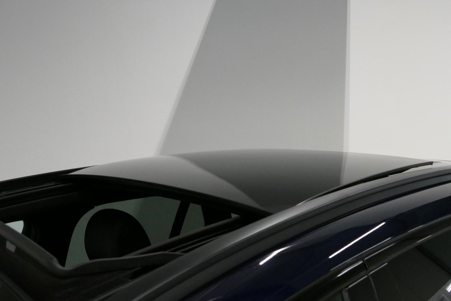 Mercedes-Benz GLC 300e 4MATIC AMG Line / Panamericana Grille / Panoramadak / Elektr. verstelbare voorstoelen + memory / Apple Carplay - Android Auto / Sfeerverlichting / Rondomzichtcamera / MANUFAKTUR kleur / Elektr. wegklapbare trekhaak / 21'' LMV / Keyless / LED High Per