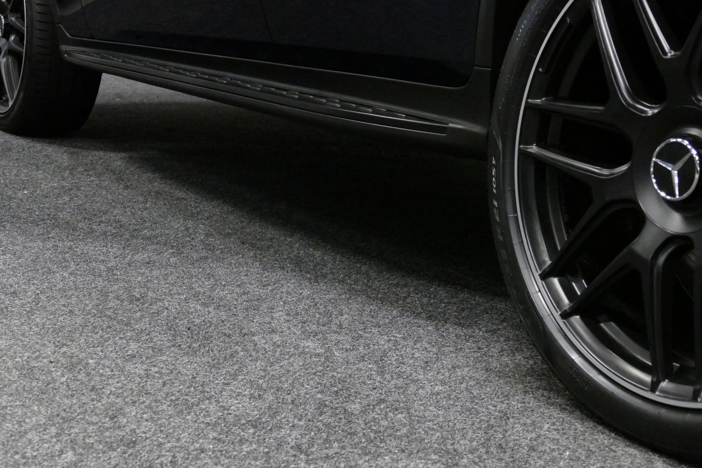 Mercedes-Benz GLC 300e 4MATIC AMG Line / Panamericana Grille / Panoramadak / Elektr. verstelbare voorstoelen + memory / Apple Carplay - Android Auto / Sfeerverlichting / Rondomzichtcamera / MANUFAKTUR kleur / Elektr. wegklapbare trekhaak / 21'' LMV / Keyless / LED High Per