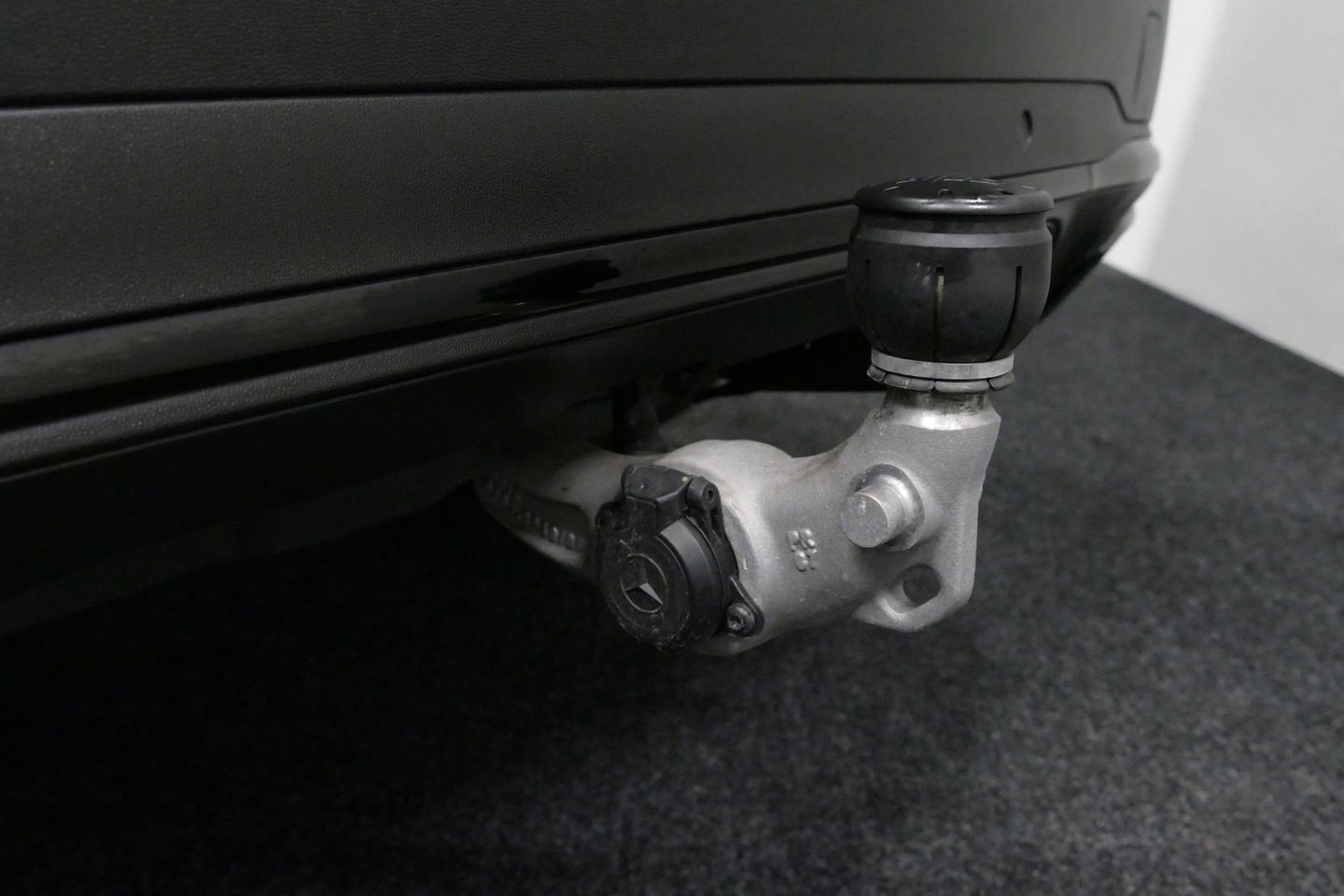 Mercedes-Benz GLC 300e 4MATIC AMG Line / Panamericana Grille / Panoramadak / Elektr. verstelbare voorstoelen + memory / Apple Carplay - Android Auto / Sfeerverlichting / Rondomzichtcamera / MANUFAKTUR kleur / Elektr. wegklapbare trekhaak / 21'' LMV / Keyless / LED High Per