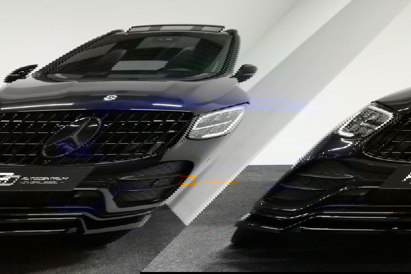 Mercedes-Benz GLC 300e 4MATIC AMG Line / Panamericana Grille / Panoramadak / Elektr. verstelbare voorstoelen + memory / Apple Carplay - Android Auto / Sfeerverlichting / Rondomzichtcamera / MANUFAKTUR kleur / Elektr. wegklapbare trekhaak / 21'' LMV / Keyless / LED High Per