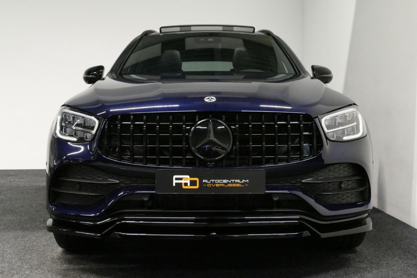Mercedes-Benz GLC 300e 4MATIC AMG Line / Panamericana Grille / Panoramadak / Elektr. verstelbare voorstoelen + memory / Apple Carplay - Android Auto / Sfeerverlichting / Rondomzichtcamera / MANUFAKTUR kleur / Elektr. wegklapbare trekhaak / 21'' LMV / Keyless / LED High Per