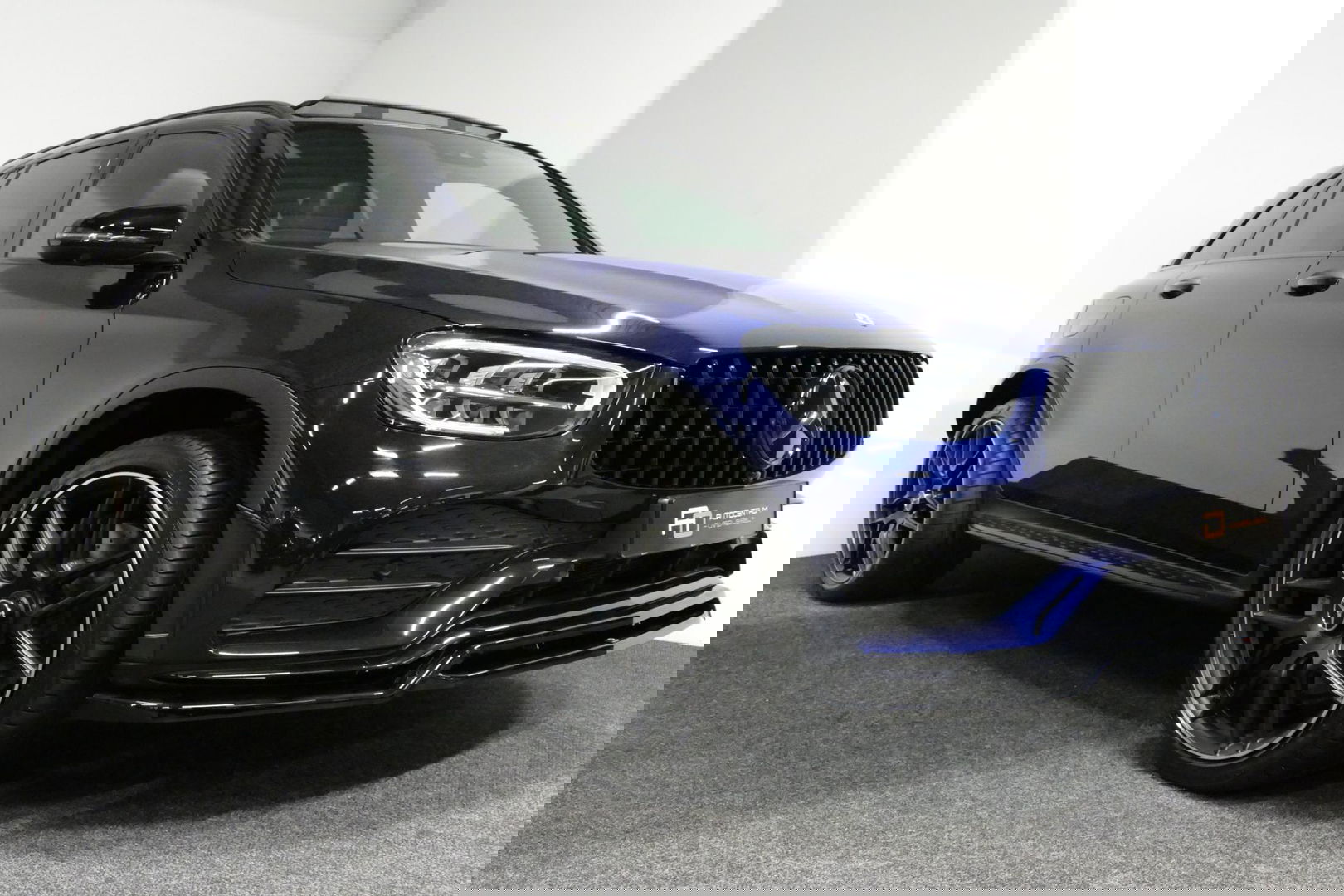 Mercedes-Benz GLC 300e 4MATIC AMG Line / Panamericana Grille / Panoramadak / Elektr. verstelbare voorstoelen + memory / Apple Carplay - Android Auto / Sfeerverlichting / Rondomzichtcamera / MANUFAKTUR kleur / Elektr. wegklapbare trekhaak / 21'' LMV / Keyless / LED High Per