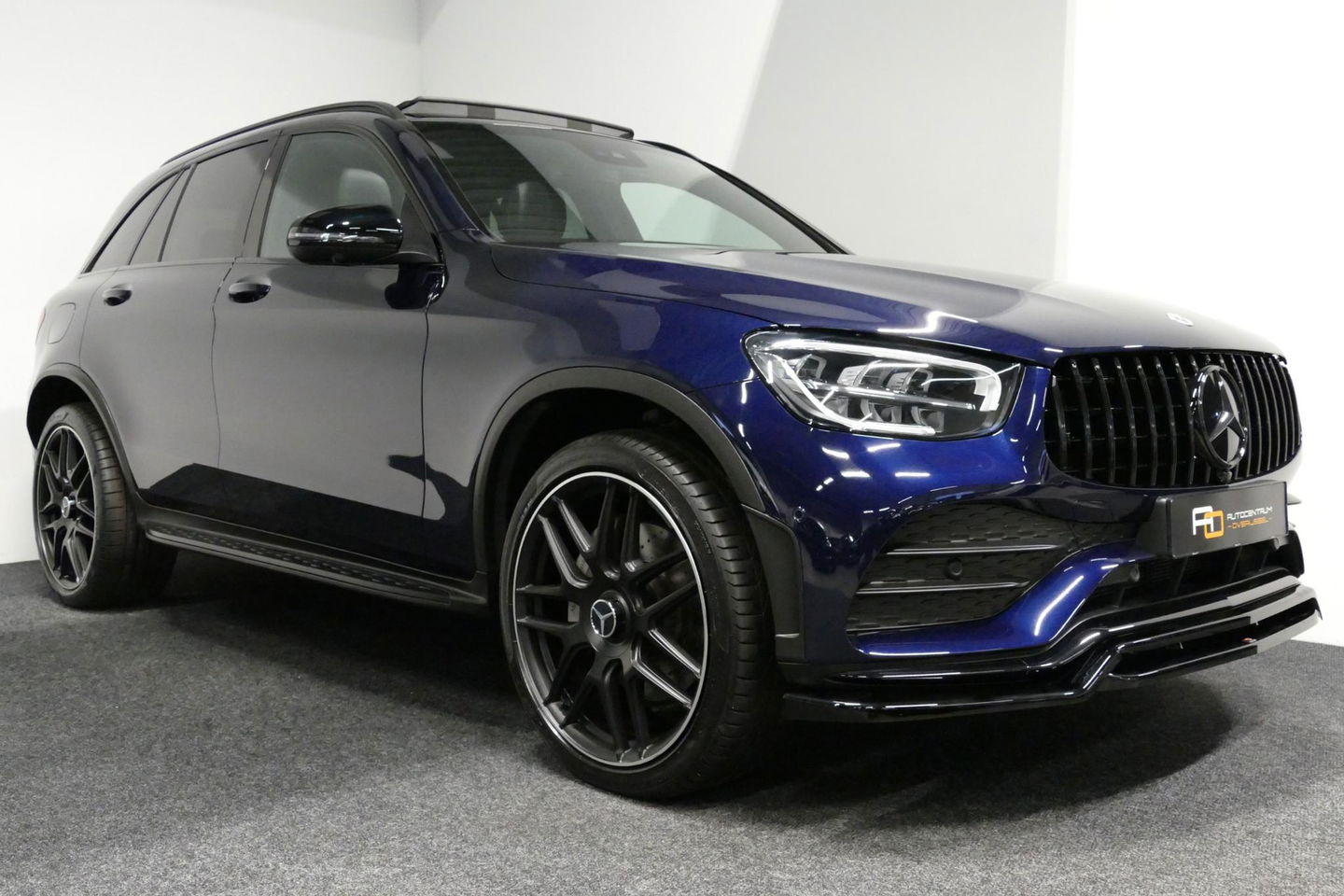 Mercedes-Benz GLC 300e 4MATIC AMG Line / Panamericana Grille / Panoramadak / Elektr. verstelbare voorstoelen + memory / Apple Carplay - Android Auto / Sfeerverlichting / Rondomzichtcamera / MANUFAKTUR kleur / Elektr. wegklapbare trekhaak / 21'' LMV / Keyless / LED High Per