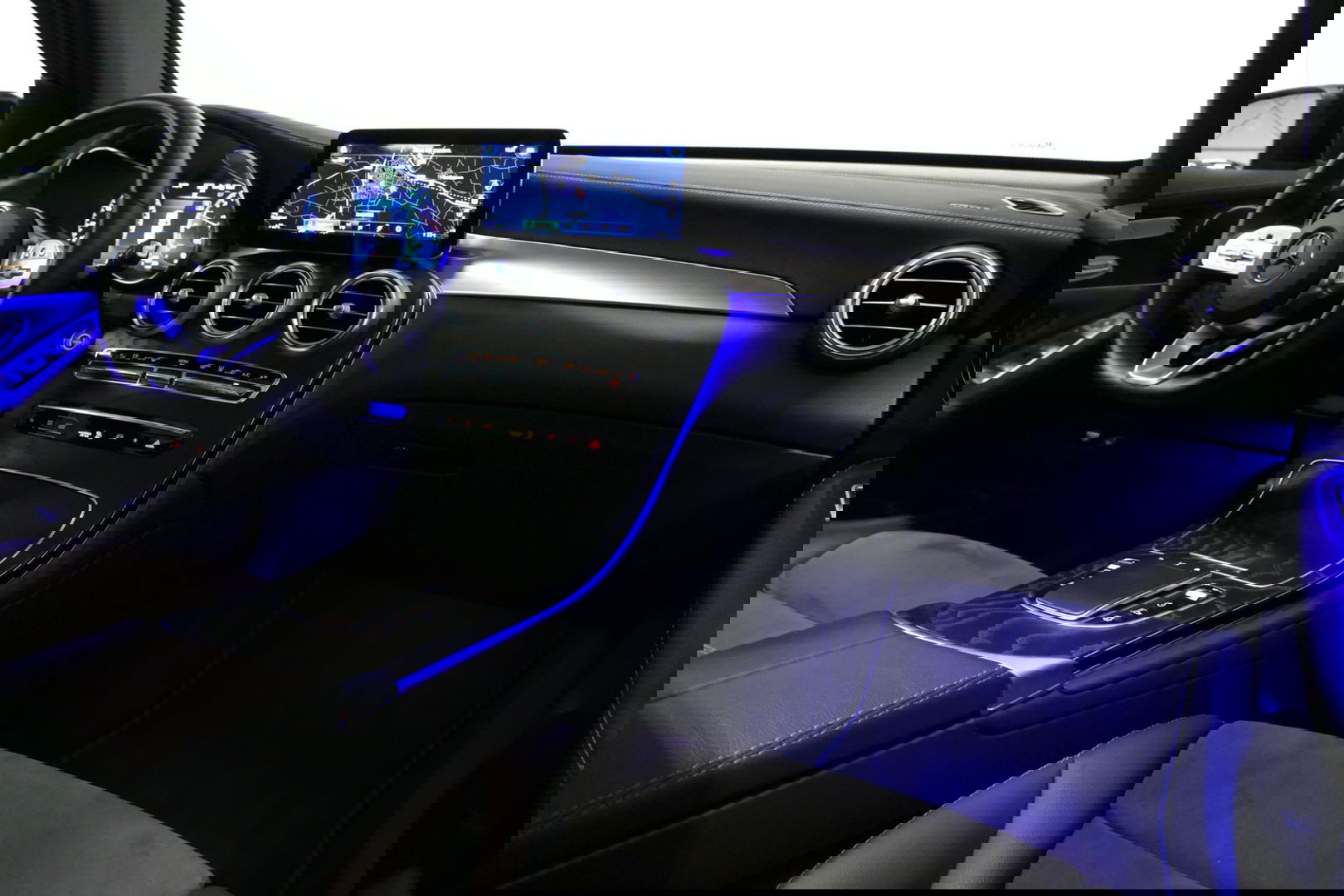 Mercedes-Benz GLC 300e 4MATIC AMG Line / Panamericana Grille / Panoramadak / Elektr. verstelbare voorstoelen + memory / Apple Carplay - Android Auto / Sfeerverlichting / Rondomzichtcamera / MANUFAKTUR kleur / Elektr. wegklapbare trekhaak / 21'' LMV / Keyless / LED High Per