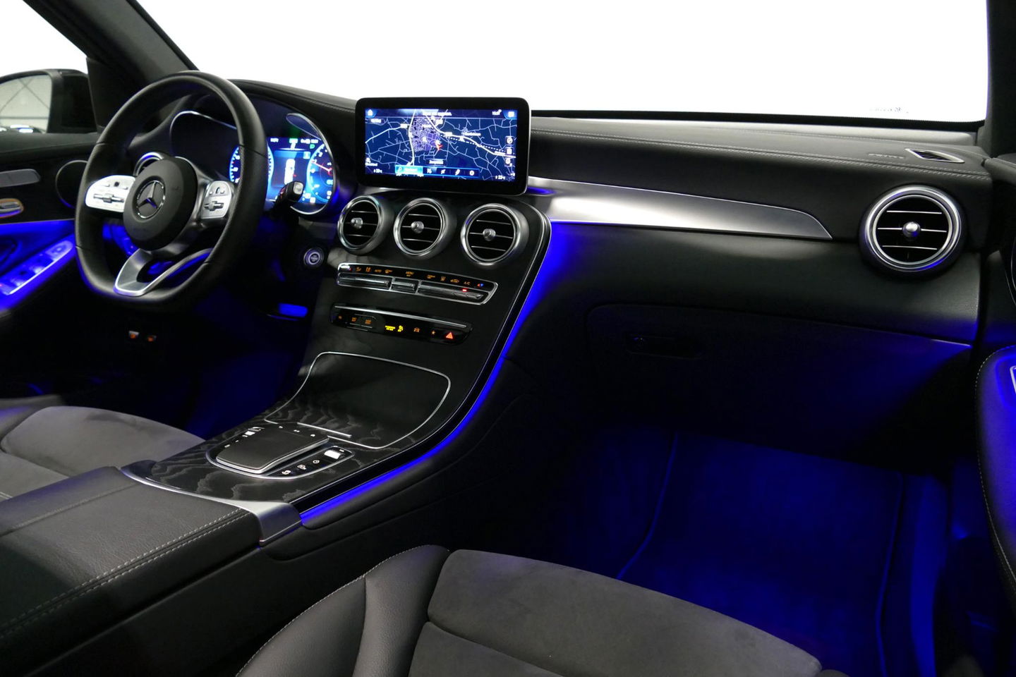 Mercedes-Benz GLC 300e 4MATIC AMG Line / Panamericana Grille / Panoramadak / Elektr. verstelbare voorstoelen + memory / Apple Carplay - Android Auto / Sfeerverlichting / Rondomzichtcamera / MANUFAKTUR kleur / Elektr. wegklapbare trekhaak / 21'' LMV / Keyless / LED High Per