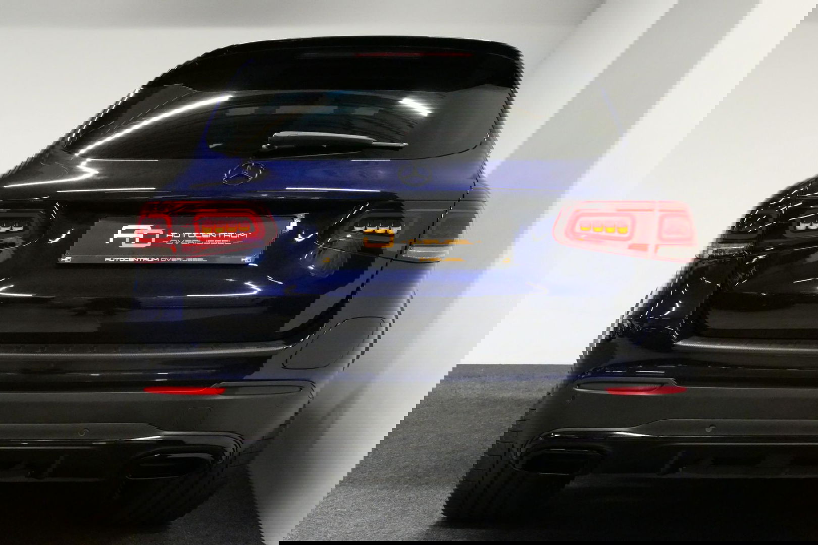 Mercedes-Benz GLC 300e 4MATIC AMG Line / Panamericana Grille / Panoramadak / Elektr. verstelbare voorstoelen + memory / Apple Carplay - Android Auto / Sfeerverlichting / Rondomzichtcamera / MANUFAKTUR kleur / Elektr. wegklapbare trekhaak / 21'' LMV / Keyless / LED High Per