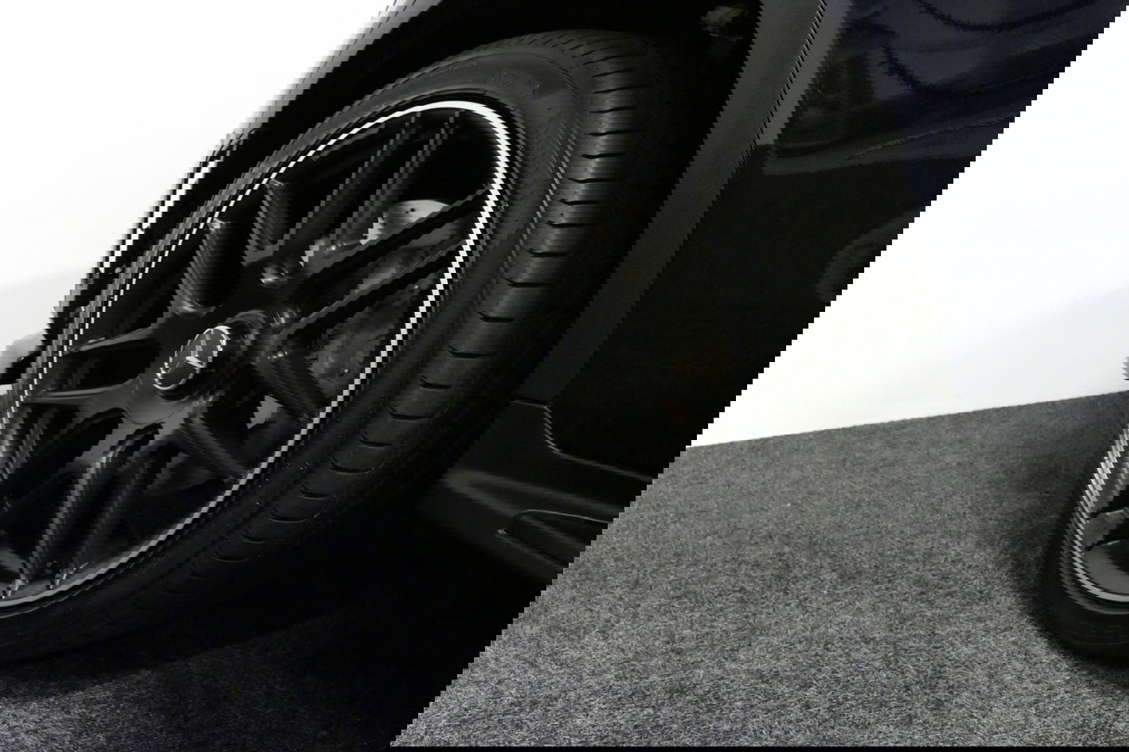 Mercedes-Benz GLC 300e 4MATIC AMG Line / Panamericana Grille / Panoramadak / Elektr. verstelbare voorstoelen + memory / Apple Carplay - Android Auto / Sfeerverlichting / Rondomzichtcamera / MANUFAKTUR kleur / Elektr. wegklapbare trekhaak / 21'' LMV / Keyless / LED High Per