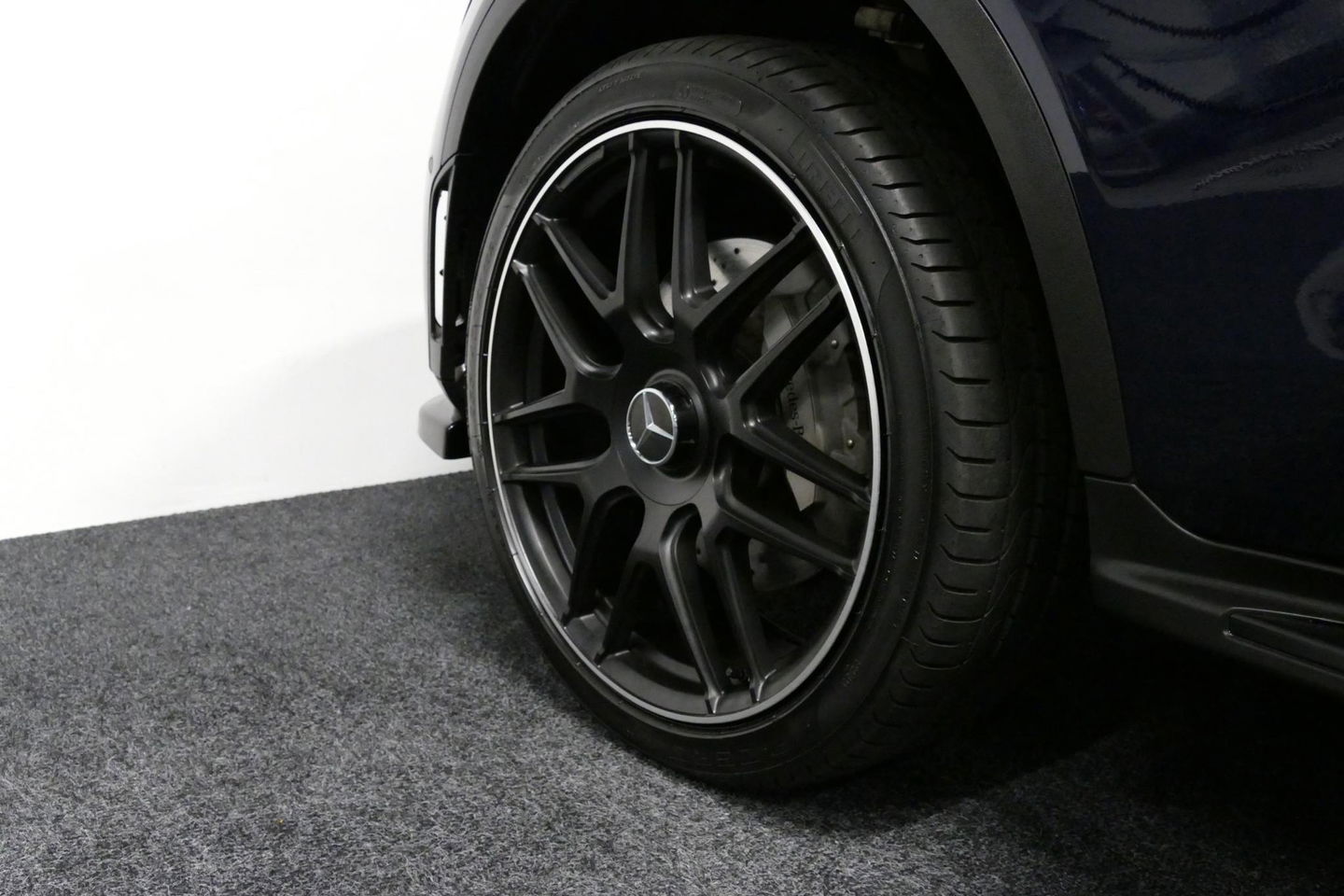 Mercedes-Benz GLC 300e 4MATIC AMG Line / Panamericana Grille / Panoramadak / Elektr. verstelbare voorstoelen + memory / Apple Carplay - Android Auto / Sfeerverlichting / Rondomzichtcamera / MANUFAKTUR kleur / Elektr. wegklapbare trekhaak / 21'' LMV / Keyless / LED High Per