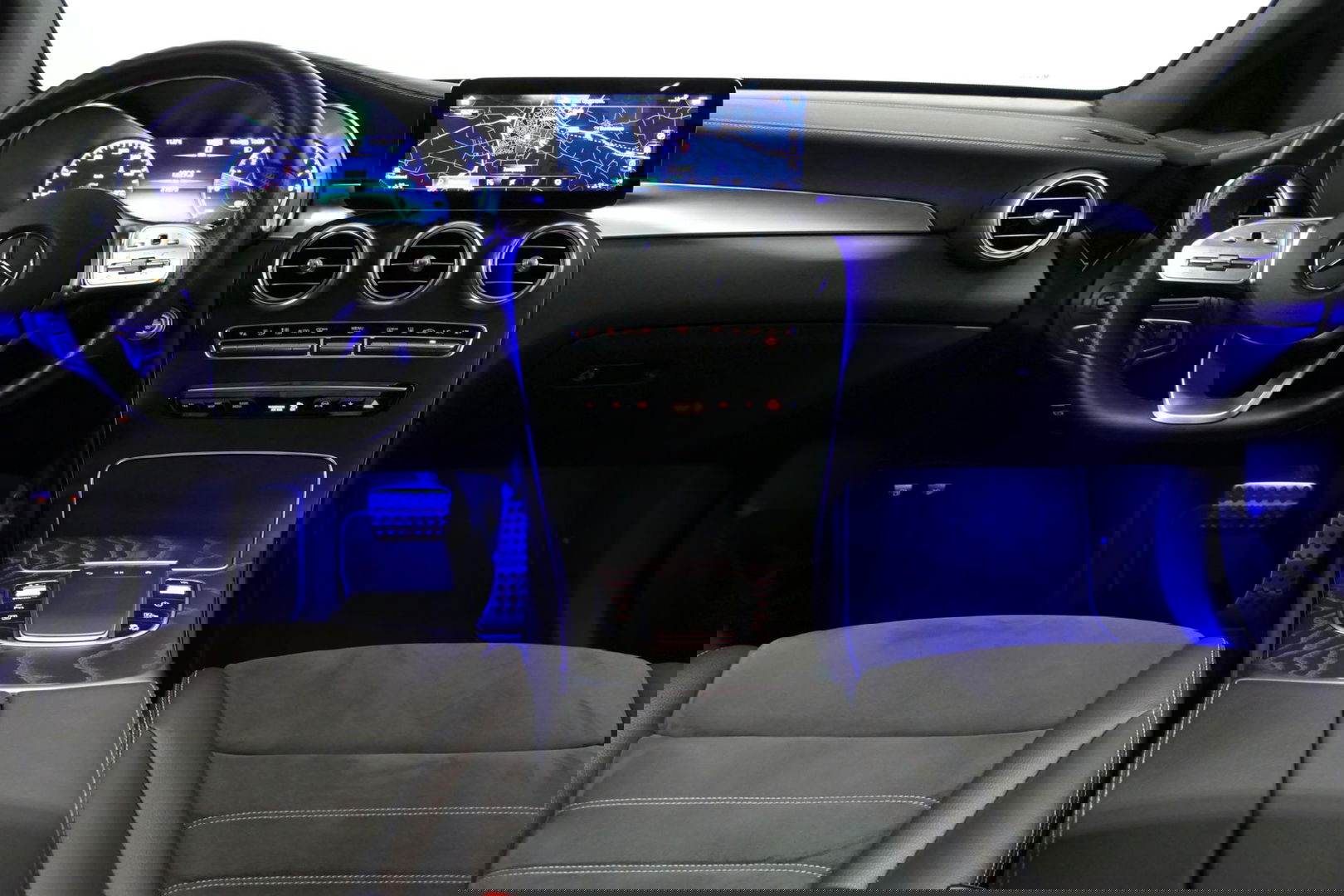 Mercedes-Benz GLC 300e 4MATIC AMG Line / Panamericana Grille / Panoramadak / Elektr. verstelbare voorstoelen + memory / Apple Carplay - Android Auto / Sfeerverlichting / Rondomzichtcamera / MANUFAKTUR kleur / Elektr. wegklapbare trekhaak / 21'' LMV / Keyless / LED High Per