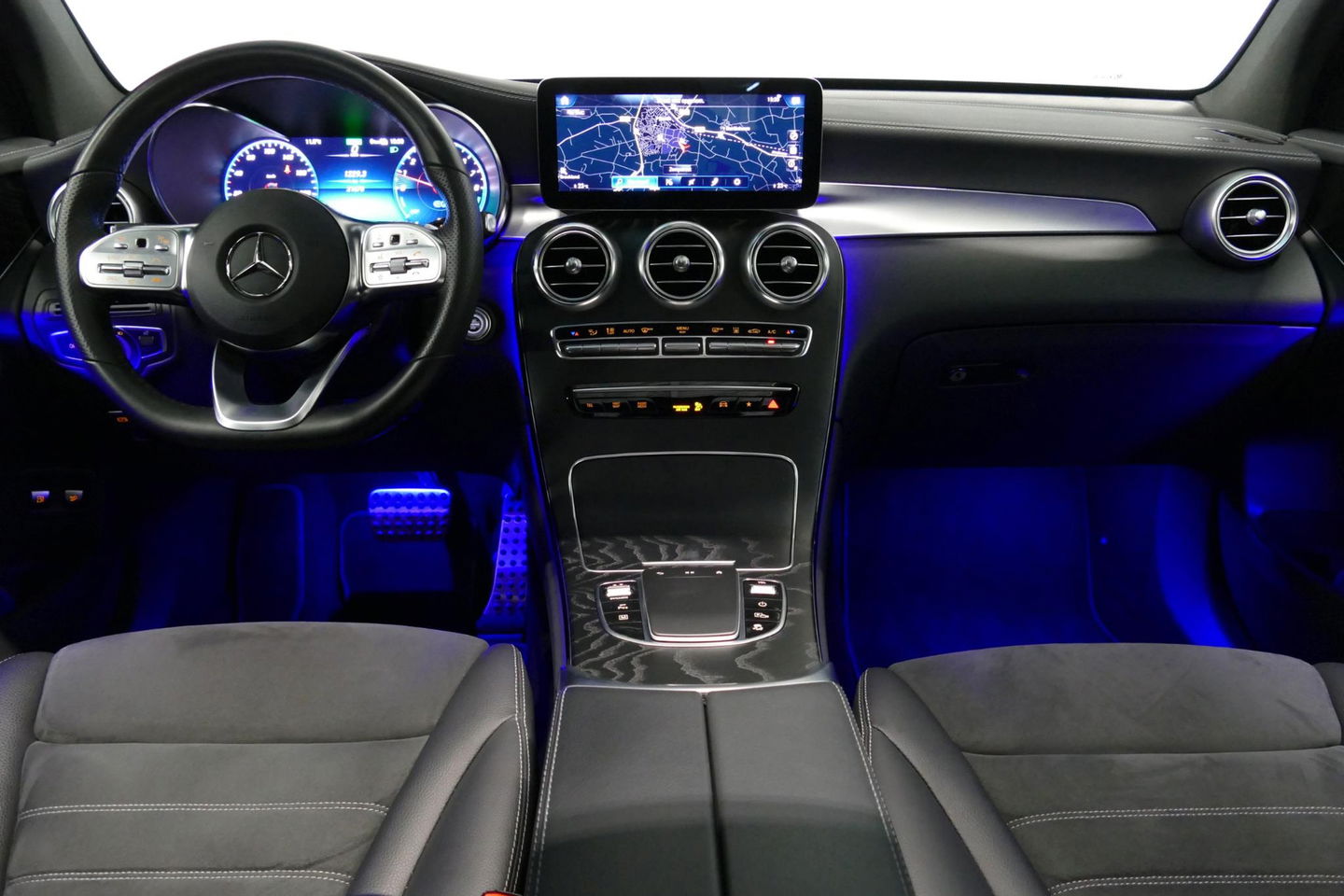 Mercedes-Benz GLC 300e 4MATIC AMG Line / Panamericana Grille / Panoramadak / Elektr. verstelbare voorstoelen + memory / Apple Carplay - Android Auto / Sfeerverlichting / Rondomzichtcamera / MANUFAKTUR kleur / Elektr. wegklapbare trekhaak / 21'' LMV / Keyless / LED High Per