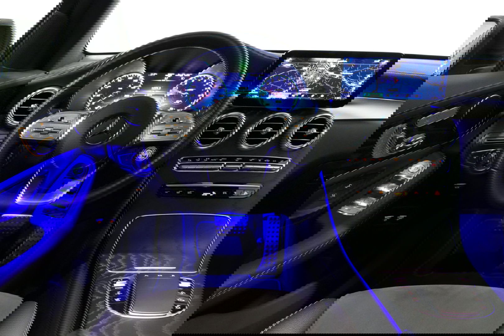 Mercedes-Benz GLC 300e 4MATIC AMG Line / Panamericana Grille / Panoramadak / Elektr. verstelbare voorstoelen + memory / Apple Carplay - Android Auto / Sfeerverlichting / Rondomzichtcamera / MANUFAKTUR kleur / Elektr. wegklapbare trekhaak / 21'' LMV / Keyless / LED High Per