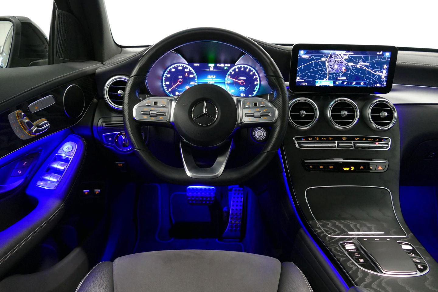 Mercedes-Benz GLC 300e 4MATIC AMG Line / Panamericana Grille / Panoramadak / Elektr. verstelbare voorstoelen + memory / Apple Carplay - Android Auto / Sfeerverlichting / Rondomzichtcamera / MANUFAKTUR kleur / Elektr. wegklapbare trekhaak / 21'' LMV / Keyless / LED High Per