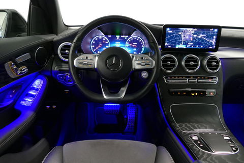 Mercedes-Benz GLC 300e 4MATIC AMG Line / Panamericana Grille / Panoramadak / Elektr. verstelbare voorstoelen + memory / Apple Carplay - Android Auto / Sfeerverlichting / Rondomzichtcamera / MANUFAKTUR kleur / Elektr. wegklapbare trekhaak / 21'' LMV / Keyless / LED High Per
