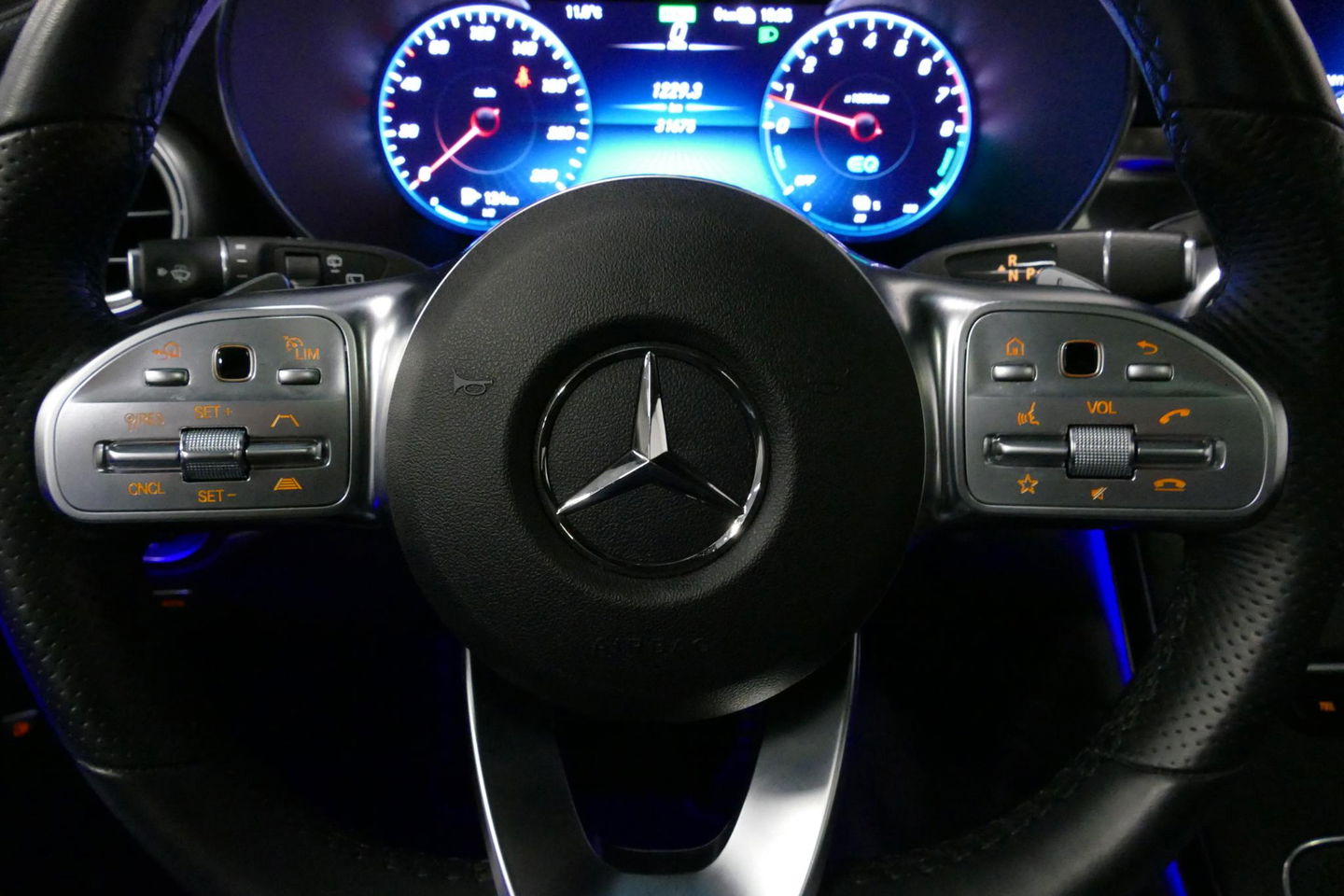 Mercedes-Benz GLC 300e 4MATIC AMG Line / Panamericana Grille / Panoramadak / Elektr. verstelbare voorstoelen + memory / Apple Carplay - Android Auto / Sfeerverlichting / Rondomzichtcamera / MANUFAKTUR kleur / Elektr. wegklapbare trekhaak / 21'' LMV / Keyless / LED High Per