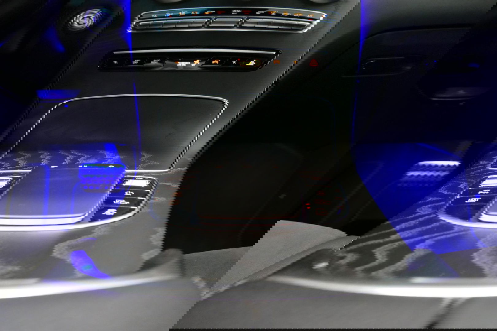 Mercedes-Benz GLC 300e 4MATIC AMG Line / Panamericana Grille / Panoramadak / Elektr. verstelbare voorstoelen + memory / Apple Carplay - Android Auto / Sfeerverlichting / Rondomzichtcamera / MANUFAKTUR kleur / Elektr. wegklapbare trekhaak / 21'' LMV / Keyless / LED High Per