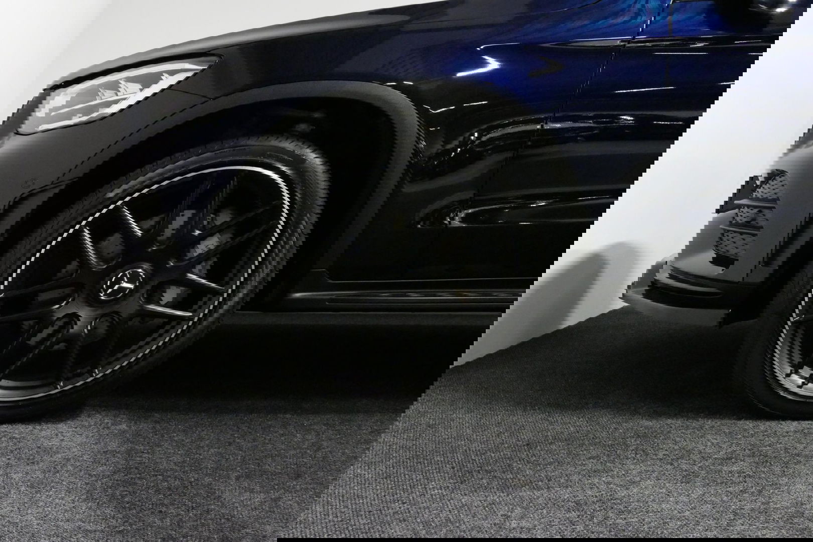 Mercedes-Benz GLC 300e 4MATIC AMG Line / Panamericana Grille / Panoramadak / Elektr. verstelbare voorstoelen + memory / Apple Carplay - Android Auto / Sfeerverlichting / Rondomzichtcamera / MANUFAKTUR kleur / Elektr. wegklapbare trekhaak / 21'' LMV / Keyless / LED High Per