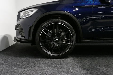 Mercedes-Benz GLC 300e 4MATIC AMG Line / Panamericana Grille / Panoramadak / Elektr. verstelbare voorstoelen + memory / Apple Carplay - Android Auto / Sfeerverlichting / Rondomzichtcamera / MANUFAKTUR kleur / Elektr. wegklapbare trekhaak / 21'' LMV / Keyless / LED High Per