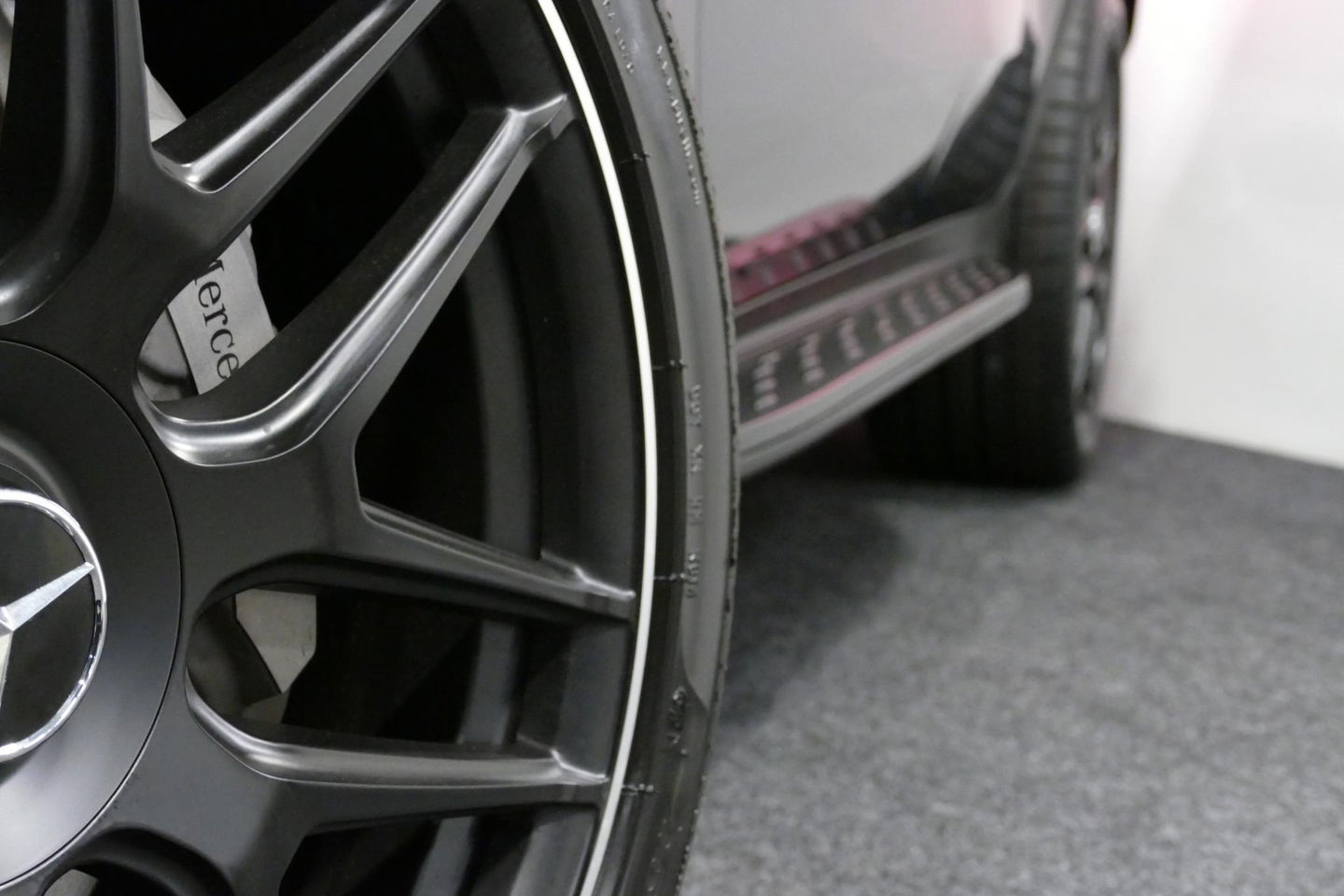 Mercedes-Benz GLC 300e 4MATIC AMG Line / Panamericana Grille / Panoramadak / Elektr. verstelbare voorstoelen + memory / Apple Carplay - Android Auto / Sfeerverlichting / Rondomzichtcamera / MANUFAKTUR kleur / Elektr. wegklapbare trekhaak / 21'' LMV / Keyless / LED High Per