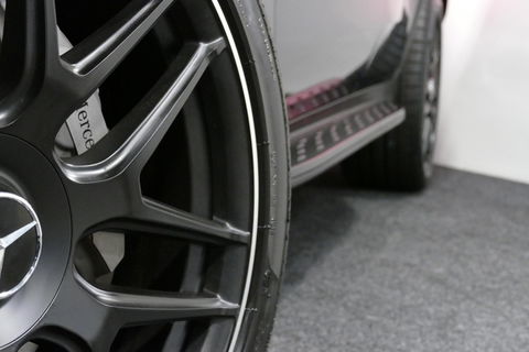 Mercedes-Benz GLC 300e 4MATIC AMG Line / Panamericana Grille / Panoramadak / Elektr. verstelbare voorstoelen + memory / Apple Carplay - Android Auto / Sfeerverlichting / Rondomzichtcamera / MANUFAKTUR kleur / Elektr. wegklapbare trekhaak / 21'' LMV / Keyless / LED High Per