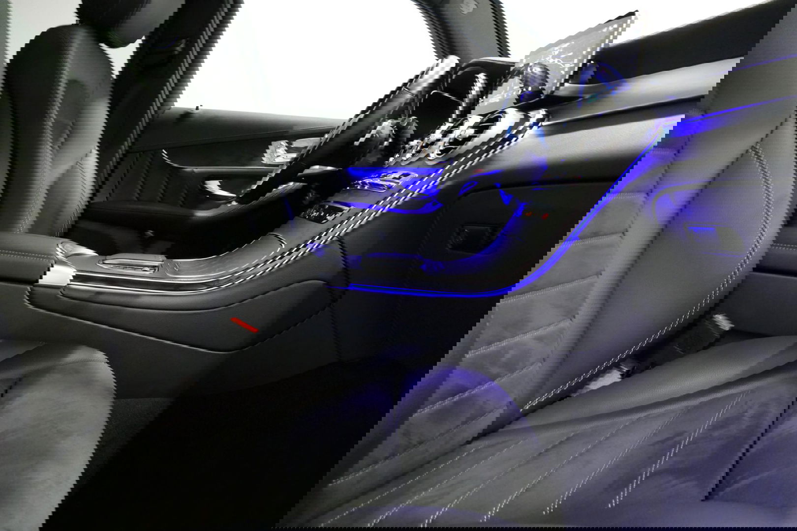 Mercedes-Benz GLC 300e 4MATIC AMG Line / Panamericana Grille / Panoramadak / Elektr. verstelbare voorstoelen + memory / Apple Carplay - Android Auto / Sfeerverlichting / Rondomzichtcamera / MANUFAKTUR kleur / Elektr. wegklapbare trekhaak / 21'' LMV / Keyless / LED High Per