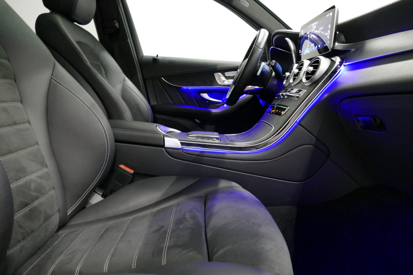 Mercedes-Benz GLC 300e 4MATIC AMG Line / Panamericana Grille / Panoramadak / Elektr. verstelbare voorstoelen + memory / Apple Carplay - Android Auto / Sfeerverlichting / Rondomzichtcamera / MANUFAKTUR kleur / Elektr. wegklapbare trekhaak / 21'' LMV / Keyless / LED High Per