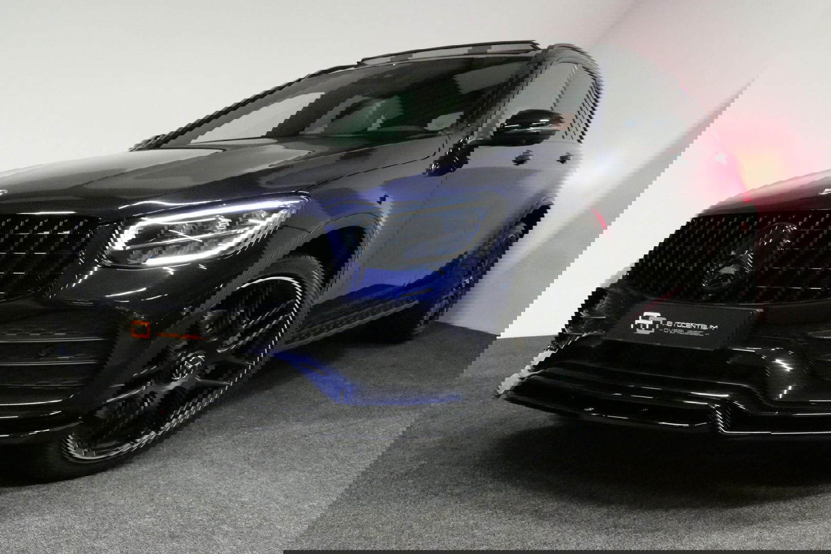 Mercedes-Benz GLC 300e 4MATIC AMG Line / Panamericana Grille / Panoramadak / Elektr. verstelbare voorstoelen + memory / Apple Carplay - Android Auto / Sfeerverlichting / Rondomzichtcamera / MANUFAKTUR kleur / Elektr. wegklapbare trekhaak / 21'' LMV / Keyless / LED High Per