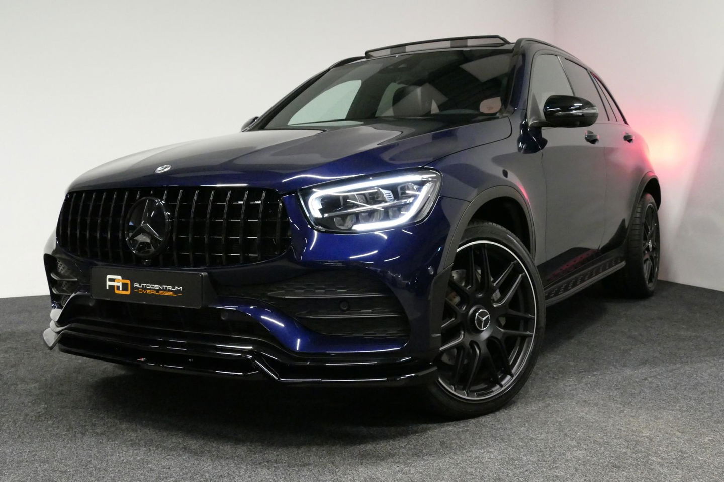 Mercedes-Benz GLC 300e 4MATIC AMG Line / Panamericana Grille / Panoramadak / Elektr. verstelbare voorstoelen + memory / Apple Carplay - Android Auto / Sfeerverlichting / Rondomzichtcamera / MANUFAKTUR kleur / Elektr. wegklapbare trekhaak / 21'' LMV / Keyless / LED High Per