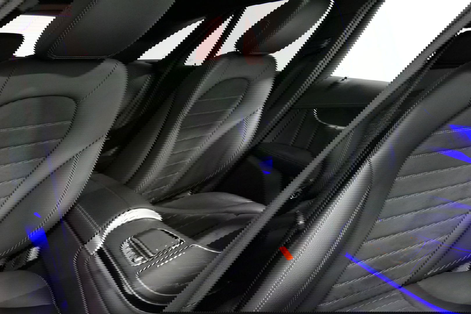 Mercedes-Benz GLC 300e 4MATIC AMG Line / Panamericana Grille / Panoramadak / Elektr. verstelbare voorstoelen + memory / Apple Carplay - Android Auto / Sfeerverlichting / Rondomzichtcamera / MANUFAKTUR kleur / Elektr. wegklapbare trekhaak / 21'' LMV / Keyless / LED High Per