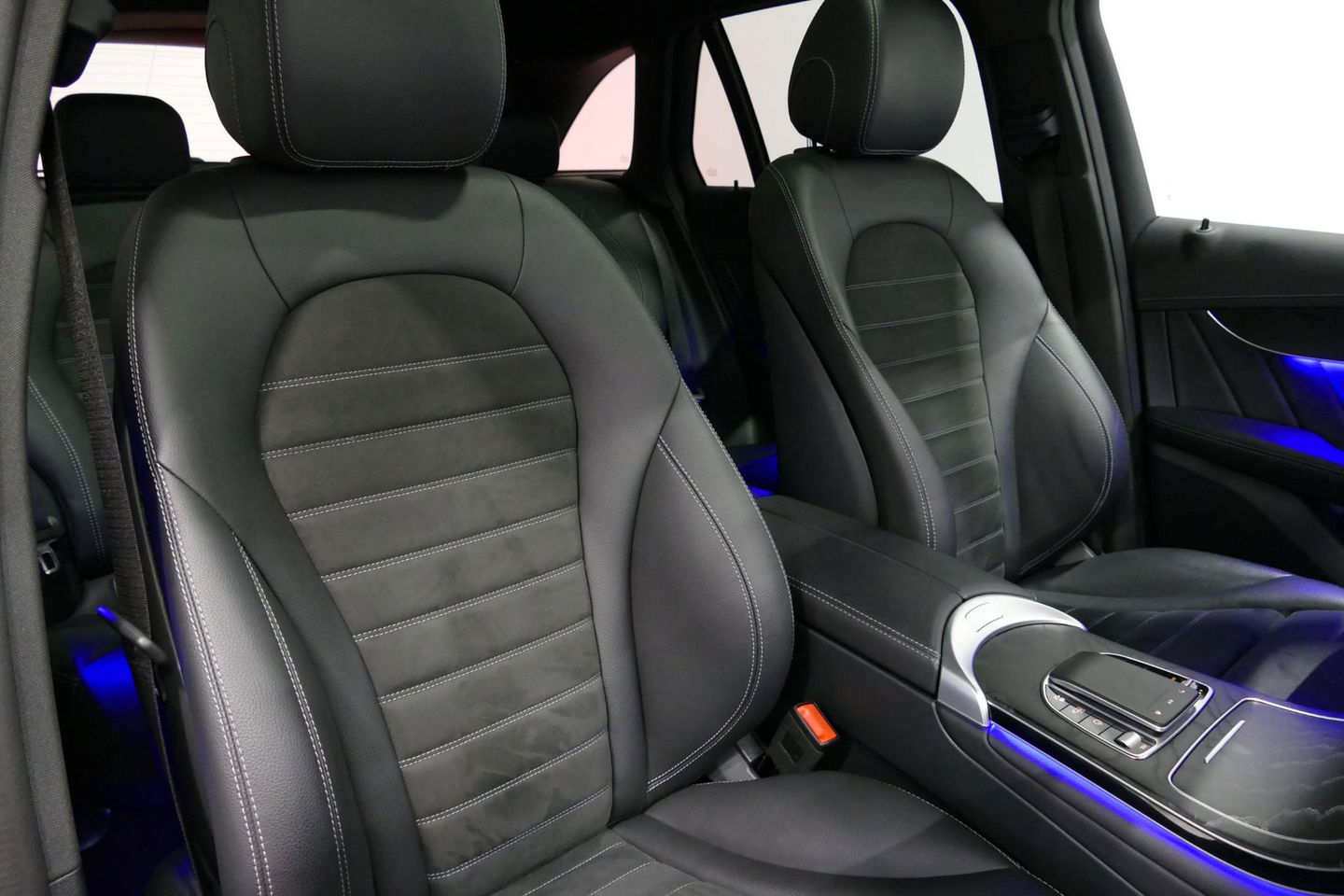 Mercedes-Benz GLC 300e 4MATIC AMG Line / Panamericana Grille / Panoramadak / Elektr. verstelbare voorstoelen + memory / Apple Carplay - Android Auto / Sfeerverlichting / Rondomzichtcamera / MANUFAKTUR kleur / Elektr. wegklapbare trekhaak / 21'' LMV / Keyless / LED High Per