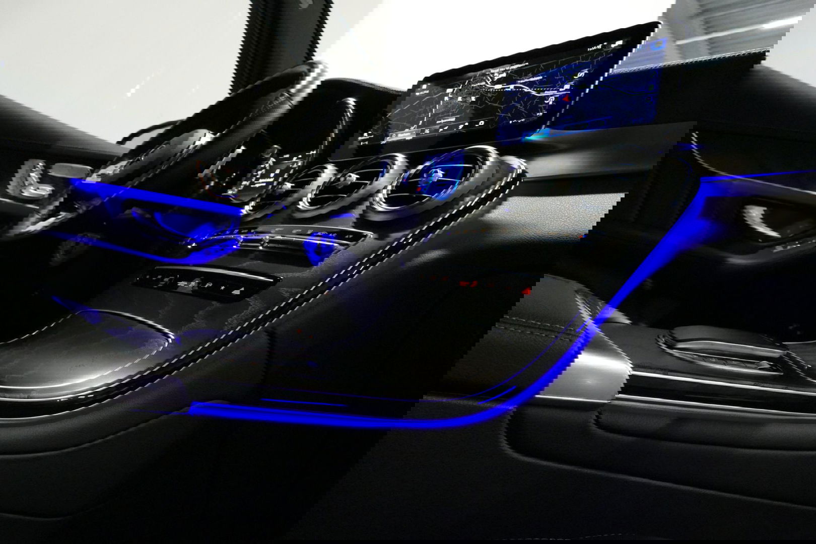 Mercedes-Benz GLC 300e 4MATIC AMG Line / Panamericana Grille / Panoramadak / Elektr. verstelbare voorstoelen + memory / Apple Carplay - Android Auto / Sfeerverlichting / Rondomzichtcamera / MANUFAKTUR kleur / Elektr. wegklapbare trekhaak / 21'' LMV / Keyless / LED High Per